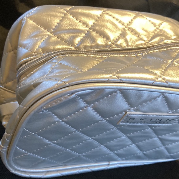 NWOT ⭐️SKINN 💫Cosmetics Limited Edition Quilted Silver Cosmetic Bag - Picture 5 of 6